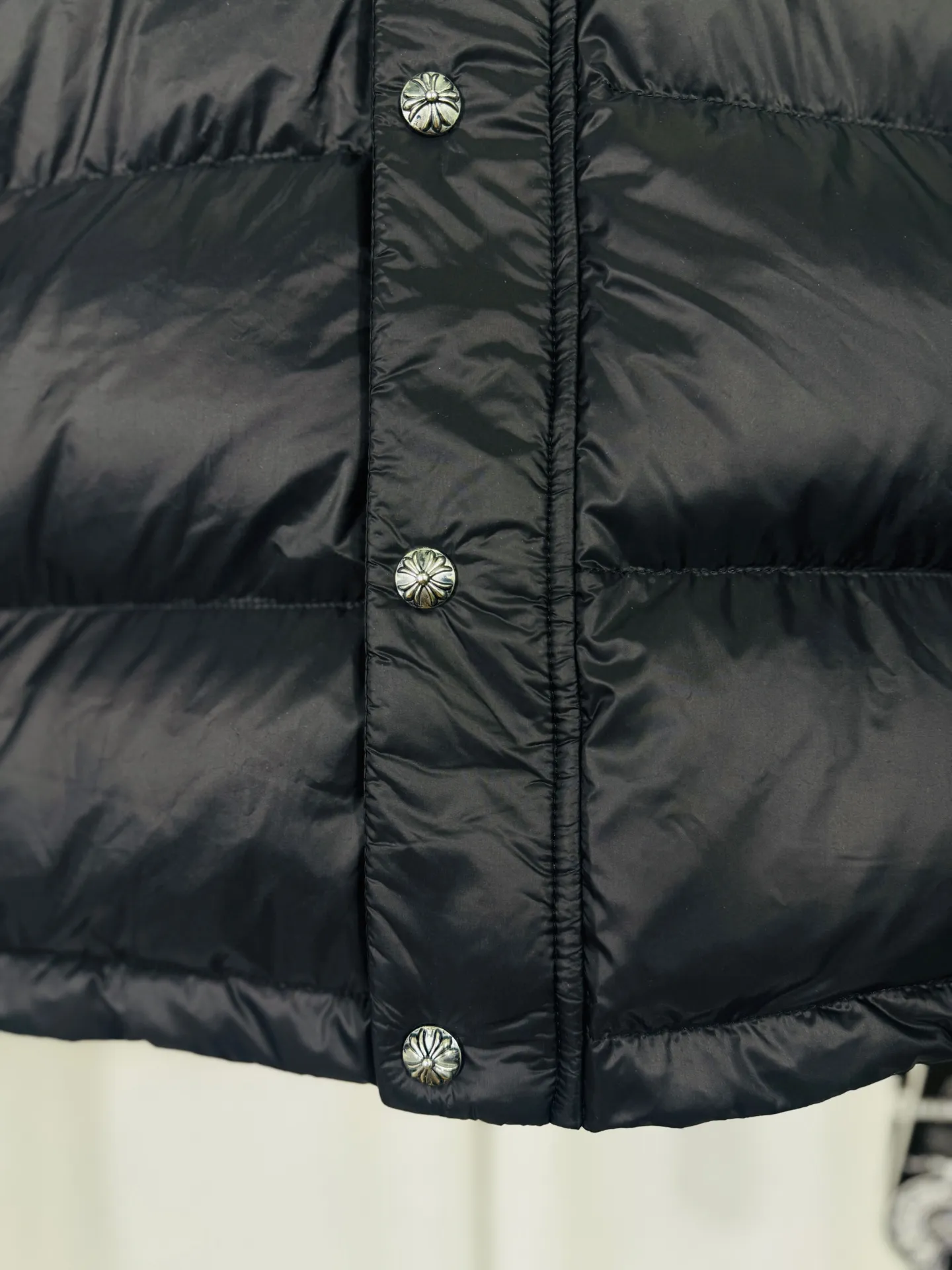 P800 top version 🐮 Real shot without P, ​​different from market products] Chrome Hearts ❄️ Winter environmentally friendly down jacket series ❄️ Chrome Hearts dark pattern series hooded down jacket is available at the counter at the same time ❤ The hood is detachable! The hat is removable and can be worn on both sides. The best Guangzhou national standard 90 velvet on the market! ! The world’s highest fluffiness of 900D! ! High standard and sufficient down filling! ! Exterior windproof and waterproof dark-grain custom fabric, interior high-grade dark-grain lining fabric to prevent lint, original hardware molding, fine craftsmanship details, casual or formal wear ✨ Slim-fitting and not bulky Recommended color: Customized matte black series Code numbers: S, M, L, XL